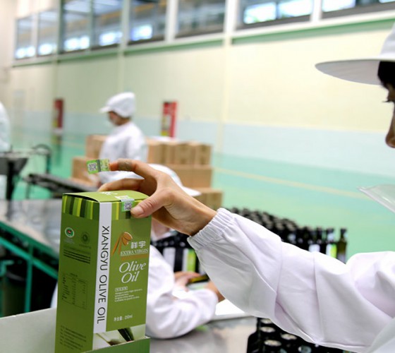 公司國(guó)通“訂單農(nóng)業(yè)”模式，獨(dú)創(chuàng)8小時(shí)限時(shí)鮮榨，從手工采摘、按質(zhì)收購(gòu)、便捷運(yùn)輸、純物理冷榨、充氮低恒溫儲(chǔ)存、灌裝等全程管理，并通過(guò)嚴(yán)格的品質(zhì)控..